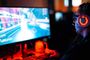 Hombre jugando a videojuegos
