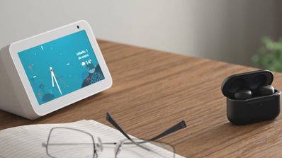 Imagen de los Echo Buds y Echo Show de Amazon