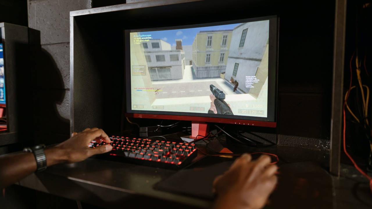 Imagen de una pantalla con el Counter Strike source de fondo