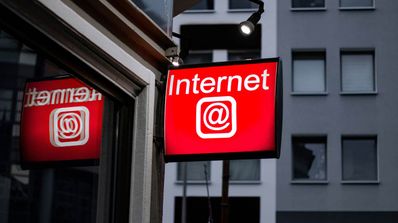 Cartel iluminado con el texto Internet y con el símbolo de la arroba