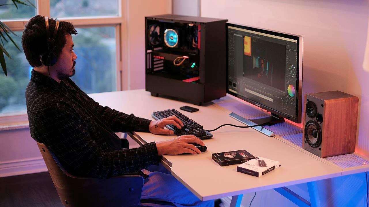 Hombre delante de un PC editando vídeo