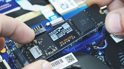 Imagen de un M.2 siendo insertado