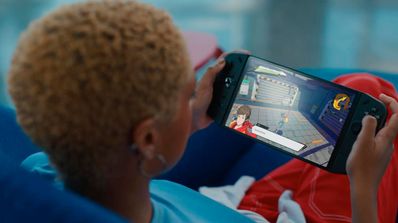 Mujer jugando con la Lenovo Legion Go