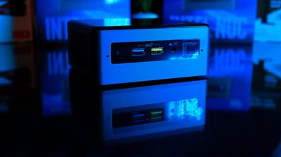 Mini PC sobre una mesa con fondo azul