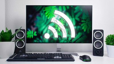 Monitor, teclado y altavoces sobre una mesa
