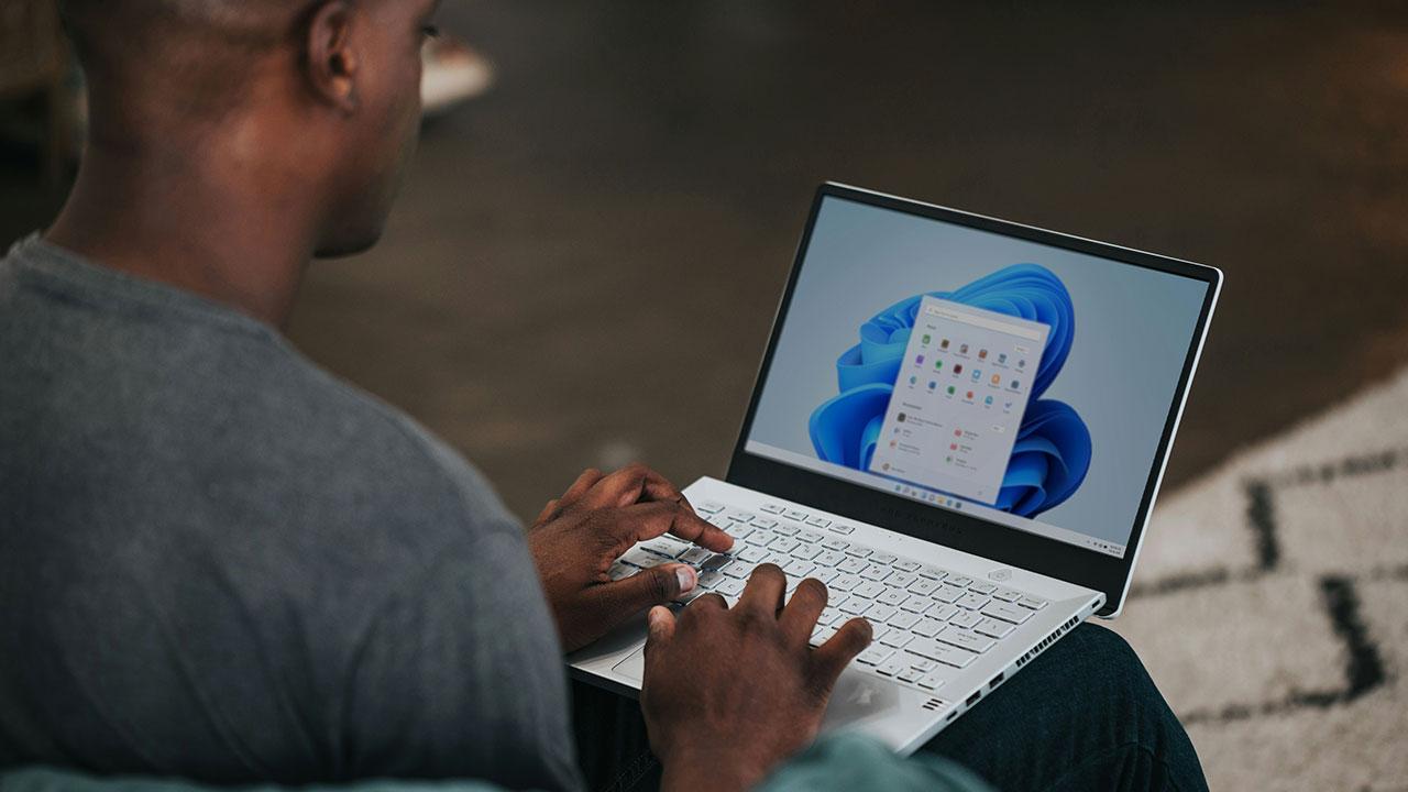 Hombre utilizando un portátil con Windows 11