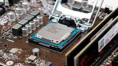Procesador junto a una placa base