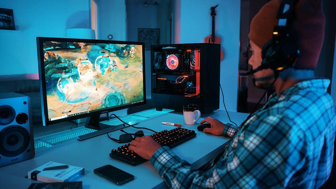 Hombre jugando con un ordenador gaming