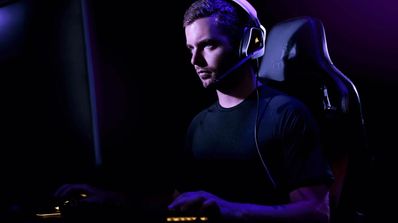 Joven jugando con auricalares Corsair