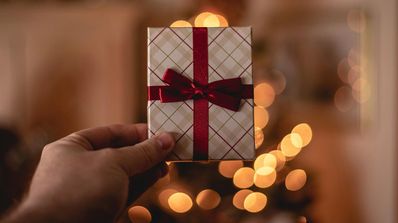 Mano sujetando un regalo