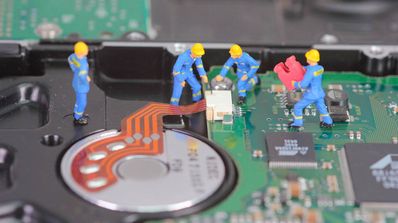 Muñecos pequeños sobre un disco duro