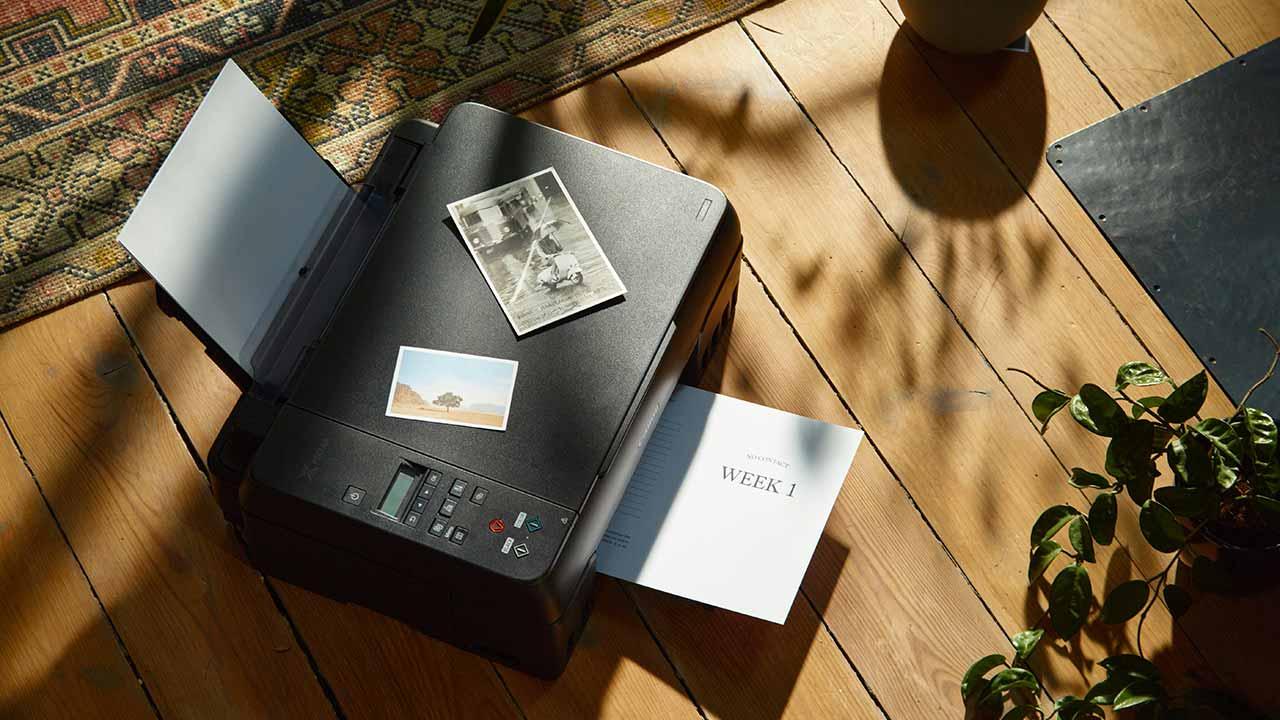 Impresora sobre una mesa de madera