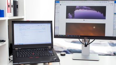 Monitor conectado a un portátil