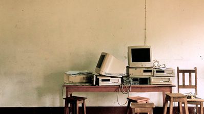 PCs antiguos sobre una mesa