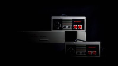 Consola Nintendo clásica con dos mandos originales sobre fondo oscuro.