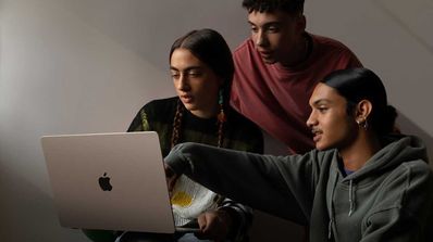Jóvenes utilizando un Macbook
