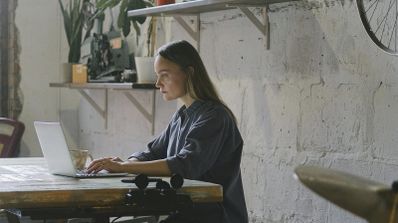 Mujer utilizando un portátil con batería
