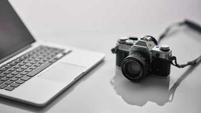 Cámara de fotos y portátil