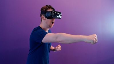 Persona utilizando gafas realidad virtual