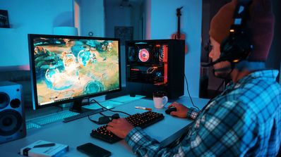 Joven jugando videojuegos