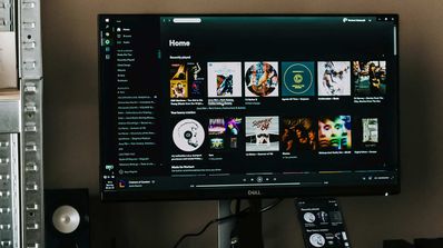 Monitor mostrando Spotify