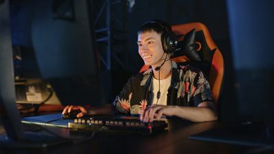 Joven jugando con teclado ratón