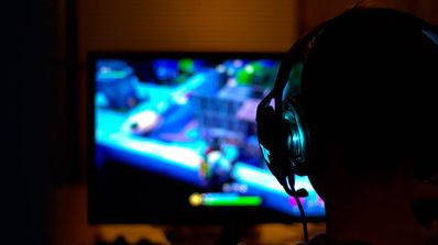 Joven jugando a Fortnite