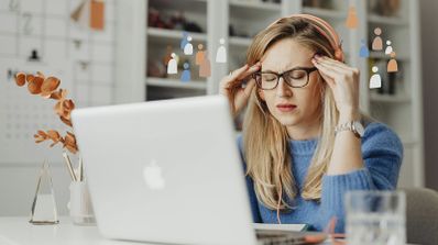 Mujer utilizando pc con dolor de cabeza