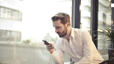 Joven utilizando el móvil
