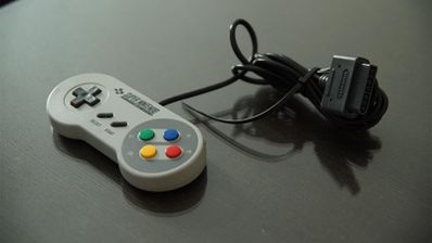 Mandos NES sobre una mesa
