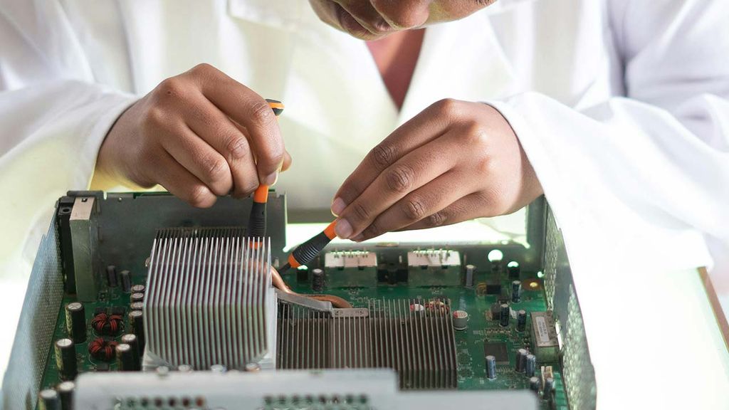 Persona reparando PC