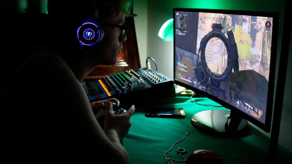 Joven jugando Apex Legends