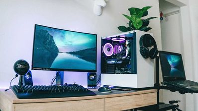 PC de sobremesa y portátil en soporte