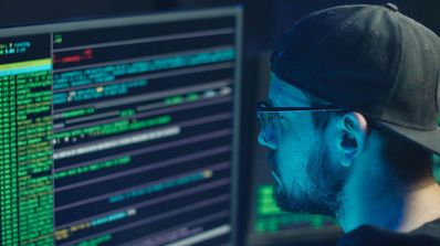 Joven con gorra programando