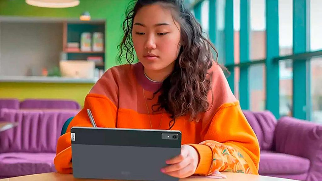 Mujer utilizando Lenovo Tab M11