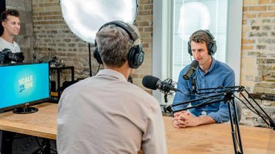 Dos personas en una entrevista