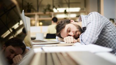 Hombre durmiendo en un portátil
