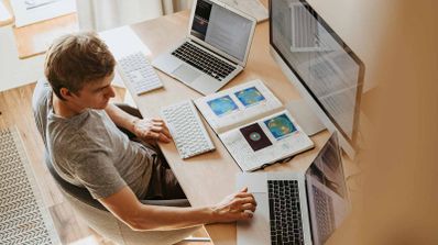 Hombre utilizando un Mac