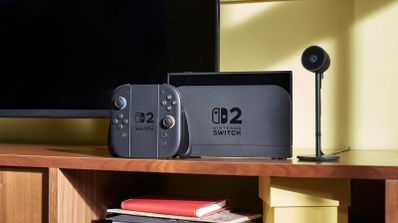 Imagen promocional oficial de la consola Nintendo Switch 2 sobre su base, con los mandos Joy-Con acoplados, mostrando el diseño revelado en la presentación de abril de 2025.