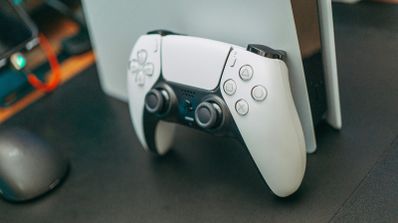 Mando DualSense junto a PS5