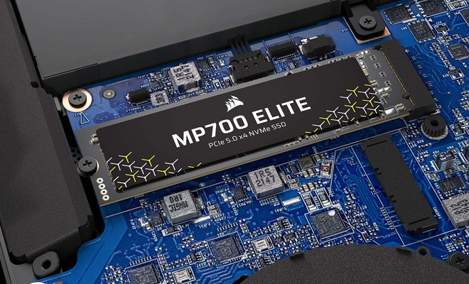 SSD NVMe PCIe 5.0 Corsair MP700 Elite instalado en la ranura M.2 de la placa base de un ordenador portátil