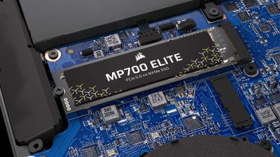 SSD NVMe PCIe 5.0 Corsair MP700 Elite instalado en la ranura M.2 de la placa base de un ordenador portátil