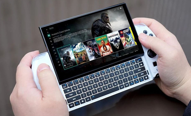 Consola portátil GPD Win 4 con pantalla deslizable que revela un teclado QWERTY, posible base de diseño para el nuevo modelo con APU AMD Strix Halo.