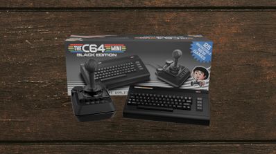 Vista frontal de la nueva THEC64 Mini Black Edition, una réplica a escala del 50% del ordenador Commodore 64 con acabado negro mate y brillante.