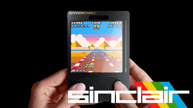 Consola retro ultra delgada Gamecard Sinclair mostrando su pantalla IPS de 4 pulgadas y los controles táctiles circulares en el frontal.