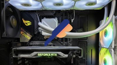 Técnica correcta de limpieza de un ventilador de PC con un cepillo de cerdas suaves, mostrando cómo sujetar el centro del ventilador para inmovilizar las aspas de forma segura.