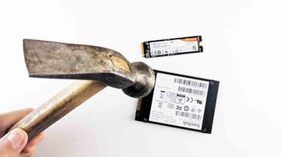 Un martillo a punto de golpear unos SSD