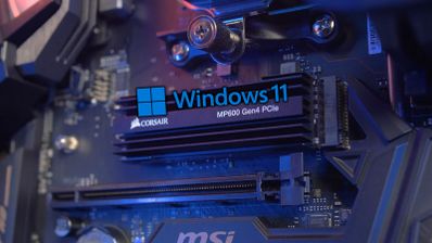 Logo de Windows 11 sobre un SSD de Corsair, ilustrando la noticia sobre el bug que afecta a SSDs con controladoras Phison.