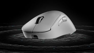 Ratón gaming inalámbrico Logitech G PRO X SUPERLIGHT 2 DEX en color blanco, visto desde una perspectiva lateral sobre un escritorio.
