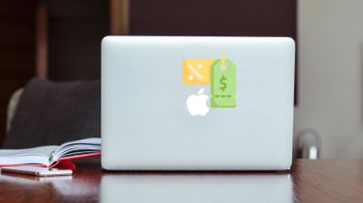 Un MacBook Pro plateado abierto sobre una superficie de madera, mostrando el característico logo de la marca.